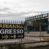 Pi� avanti un altro capannone senza vita: � quello di �Marianna�, un ex negozio di scarpe e abbigliamento